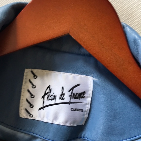 Women’s light to medium blue leather jacket. - Picture 9 of 10